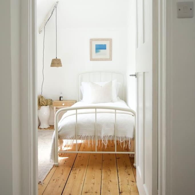 The Palm House Falmouth - Minutes From The Beach! Экстерьер фото
