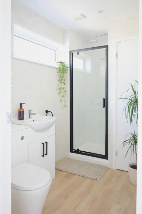 The Palm House Falmouth - Minutes From The Beach! Экстерьер фото